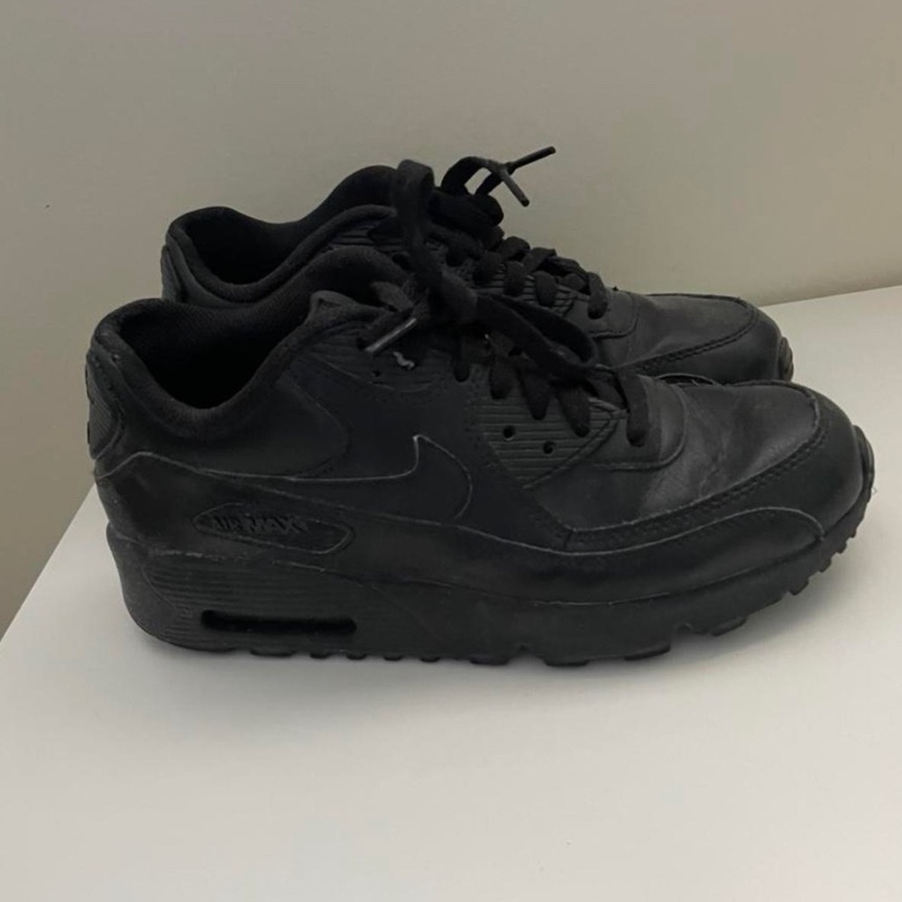 women’s US size 7 nike air maxs